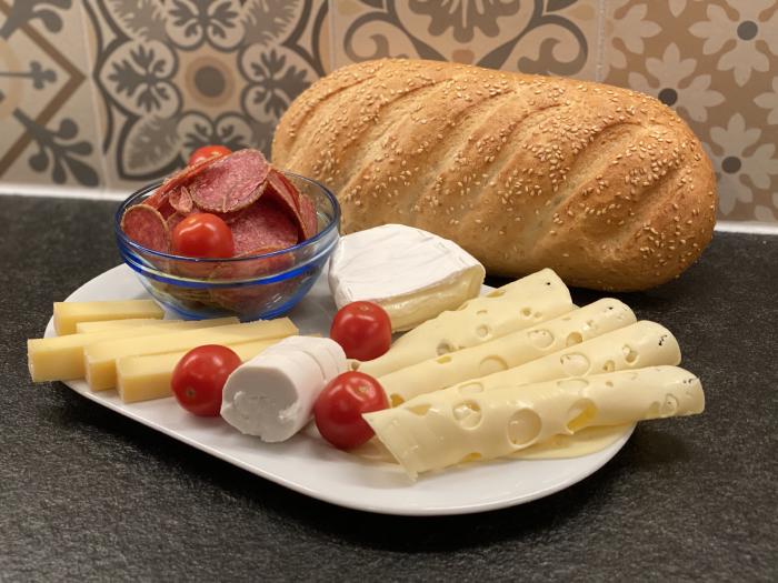 Gebackenes Weißbrot mit Vesperplatte