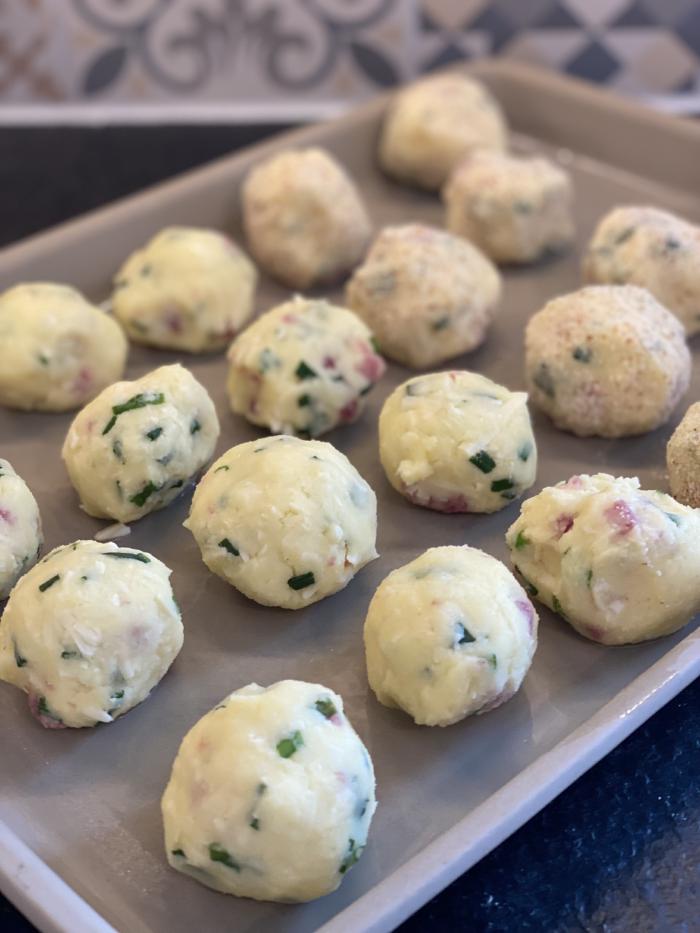 Golfballgroße Kugeln formen und auf den gefetteten Stein legen