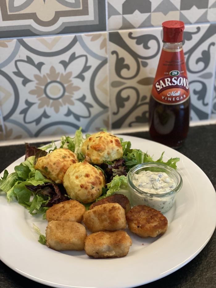Kroketten auf Salatbett mit Fischnuggets und Remouladensauce